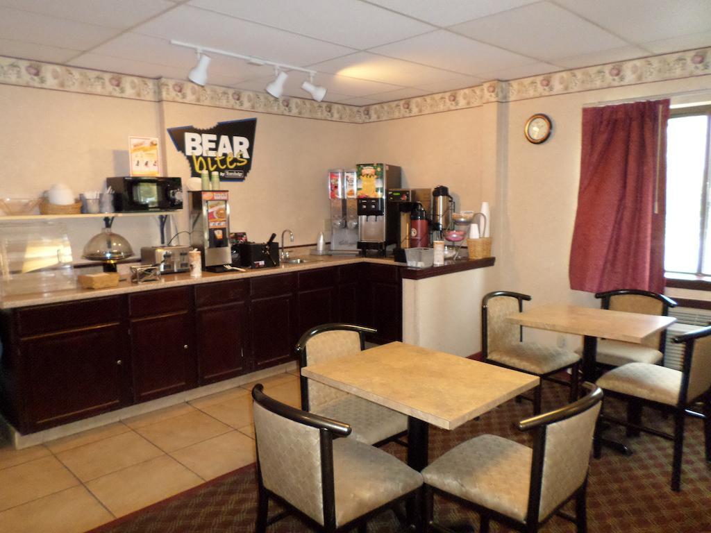 Travelodge By Wyndham Cleveland Lakewood Esterno foto