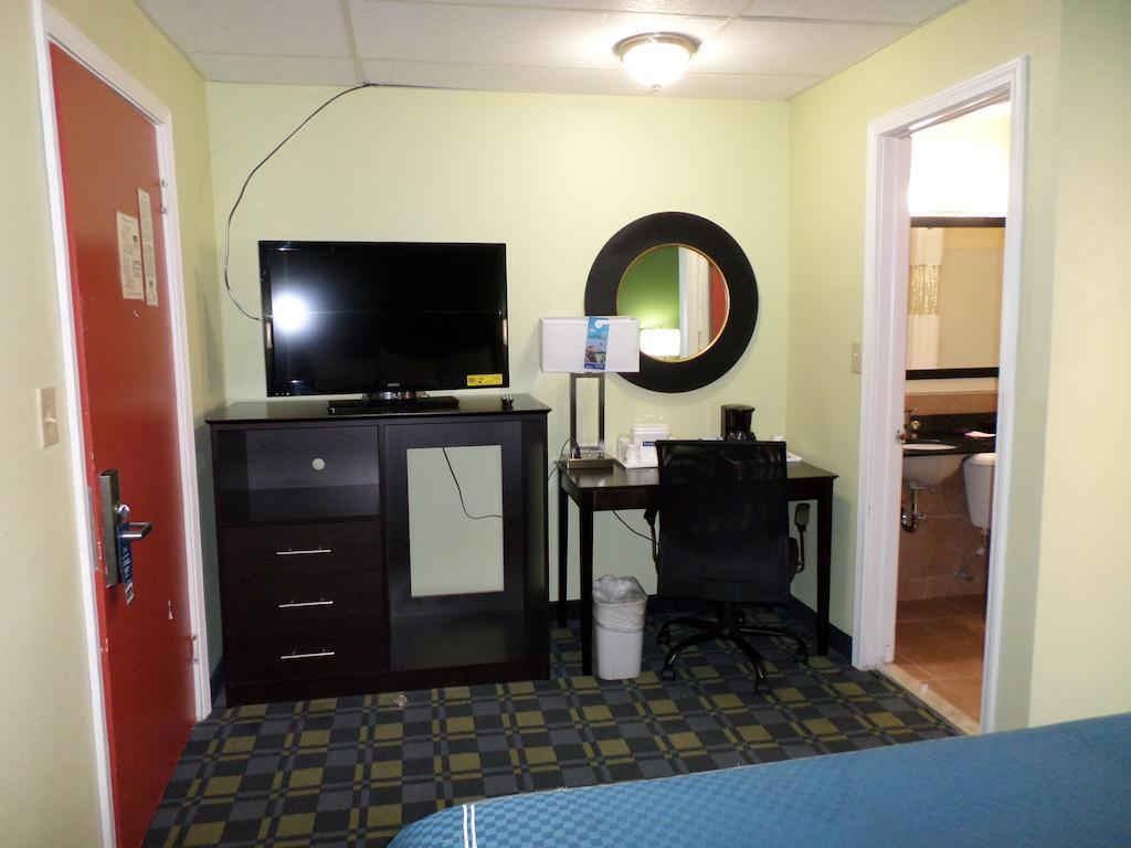 Travelodge By Wyndham Cleveland Lakewood Esterno foto