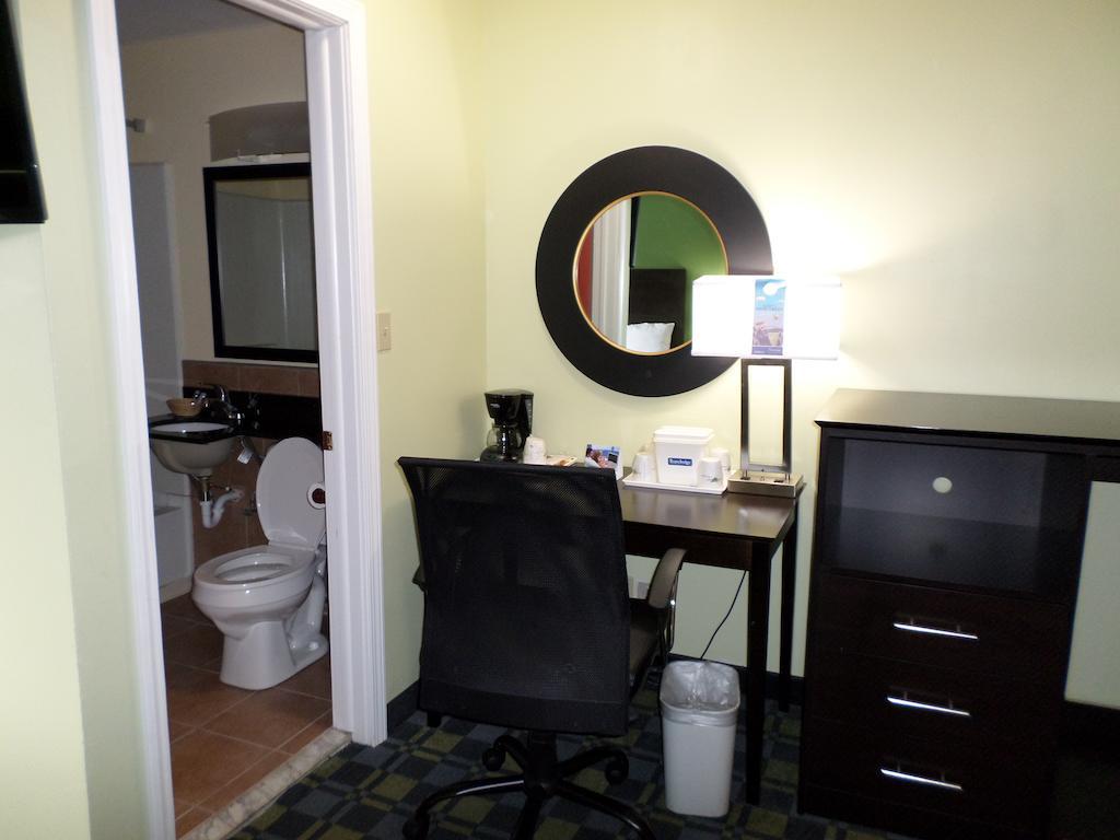 Travelodge By Wyndham Cleveland Lakewood Esterno foto